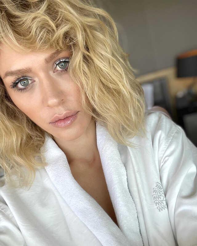 Oyuncu Hazal Türesan 100 bin TL dolandırıldı Oyuncu Hazal Türesan 100 bin TL dolandırıldı