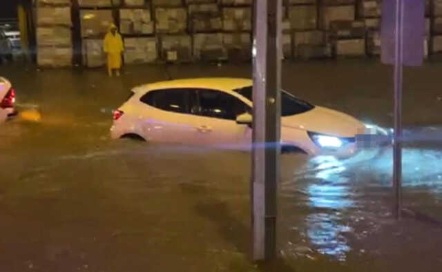 Şanlıurfa'da sağanak yağış hayatı felç etti, okullar 1 gün tatil edildi Şanlıurfa'da sağanak yağış hayatı felç etti, okullar 1 gün tatil edildi