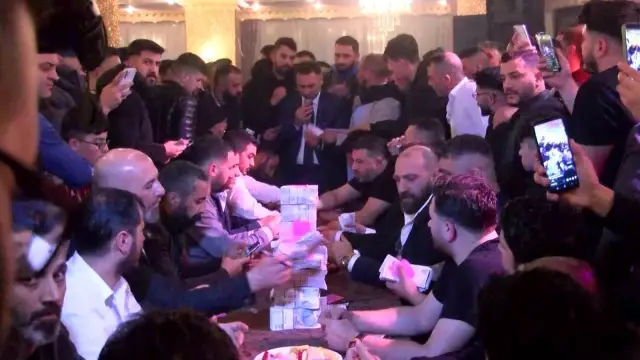 Görüntü Hakkari ya da Diyarbakır'dan değil İstanbul'dan! Balya balya paraları bavullarla taşıdılar Görüntü Hakkari ya da Diyarbakır'dan değil İstanbul'dan! Balya balya paraları bavullarla taşıdılar