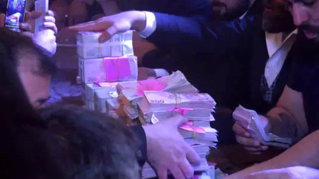 Görüntü Hakkari ya da Diyarbakır'dan değil İstanbul'dan! Balya balya paraları bavullarla taşıdılar Görüntü Hakkari ya da Diyarbakır'dan değil İstanbul'dan! Balya balya paraları bavullarla taşıdılar