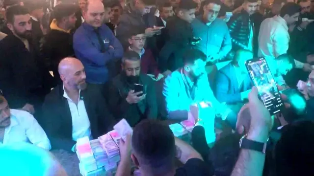 Görüntü Hakkari ya da Diyarbakır'dan değil İstanbul'dan! Balya balya paraları bavullarla taşıdılar Görüntü Hakkari ya da Diyarbakır'dan değil İstanbul'dan! Balya balya paraları bavullarla taşıdılar