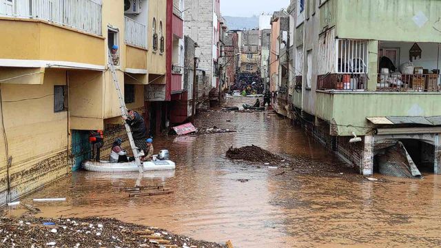 Sel felaketinde evlerinde mahsur kalan vatandaşlar, botlarla kurtarıldı