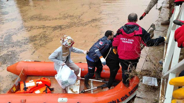 Sel felaketinde evlerinde mahsur kalan vatandaşlar, botlarla kurtarıldı
