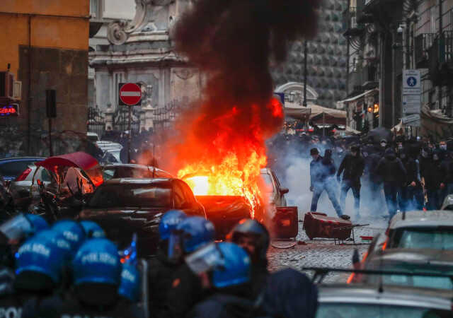 Film sahnesi değil! Alman taraftarlar, Napoli'yi ateşe verdi