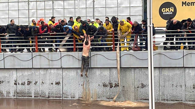 İnanılmaz kurtuluş! Alt geçitte mahsur kalan şahıs, selden böyle kurtuldu İnanılmaz kurtuluş! Alt geçitte mahsur kalan şahıs, selden böyle kurtuldu