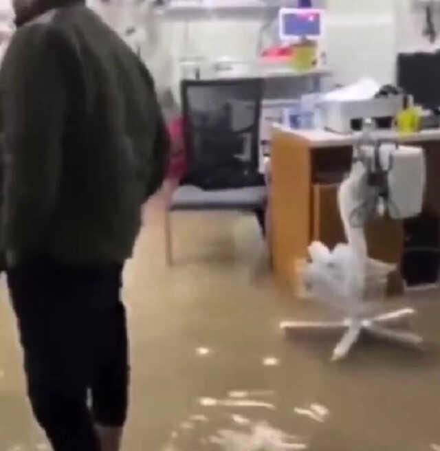 Şanlıurfa'da şiddetli yağış nedeniyle Eyyübiye Devlet Hastanesi'ni su bastı Şanlıurfa'da şiddetli yağış nedeniyle Eyyübiye Devlet Hastanesi'ni su bastı