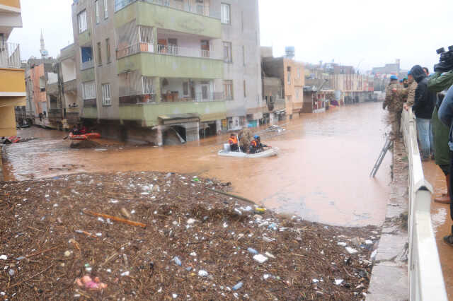 Sel felaketinde evlerinde mahsur kalan vatandaşlar, botlarla kurtarıldı