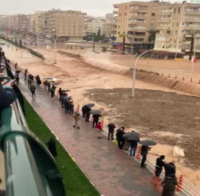 Sel felaketinin boyutu gündüz ortaya çıktı! Tır sulara direnemeyerek yoldan aşağı devrildi