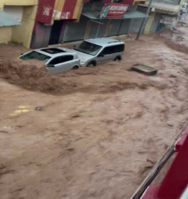 Sel felaketinin boyutu gündüz ortaya çıktı! Tır sulara direnemeyerek yoldan aşağı devrildi