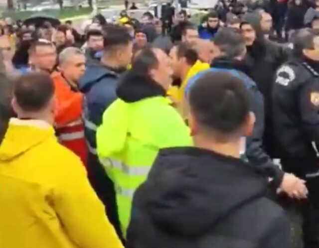 Selin vurduğu Şanlıurfa'da vatandaşların belediye başkanına tepkisi sert oldu Selin vurduğu Şanlıurfa'da vatandaşların belediye başkanına tepkisi sert oldu