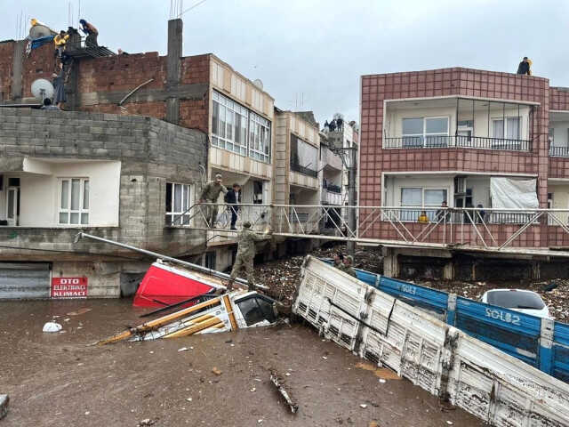 Son Dakika: Bir apartmanın bodrum katında 5 kişinin cansız bedenine ulaşıldı! Sel felaketinde can kaybı 10'a yükseldi