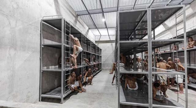 El Salvador'da Amerika kıtasının en büyük hapishanesine 2 bin çete üyesi daha nakledildi El Salvador'da Amerika kıtasının en büyük hapishanesine 2 bin çete üyesi daha nakledildi