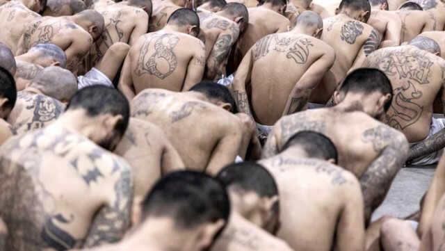 El Salvador'da Amerika kıtasının en büyük hapishanesine 2 bin çete üyesi daha nakledildi El Salvador'da Amerika kıtasının en büyük hapishanesine 2 bin çete üyesi daha nakledildi