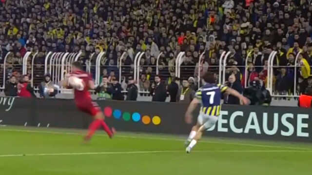 F.Bahçe-Sevilla maçında çıldırtan hakem yönetimi! Net penaltıyı 5 dakika incelediler