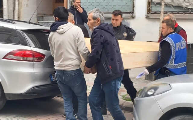 Genç kadın, iki erkekle kaldığı evde çıplak halde ölü bulundu
