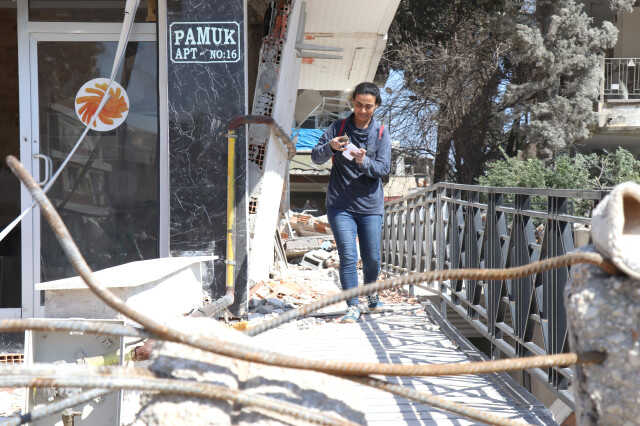 Hatay'da depremzede, ağır hasarlı evine girdiğinde gözlerine inanamadı