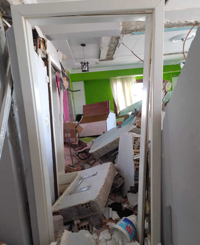 Hatay'da depremzede, ağır hasarlı evine girdiğinde gözlerine inanamadı
