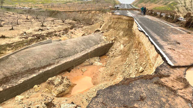Son Dakika: Şanlıurfa'da alt geçitte bir kişinin daha cansız bedenine ulaşıldı, sel felaketinde hayatını kaybedenlerin sayısı 16'ya yükseldi Son Dakika: Şanlıurfa'da alt geçitte bir kişinin daha cansız bedenine ulaşıldı, sel felaketinde hayatını kaybedenlerin sayısı 16'ya yükseldi
