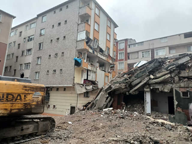 Bahçelievler'de bir binanın yıkım çalışmaları sırasında kepçe operatörü sağlam binanın duvarına hasar verdi