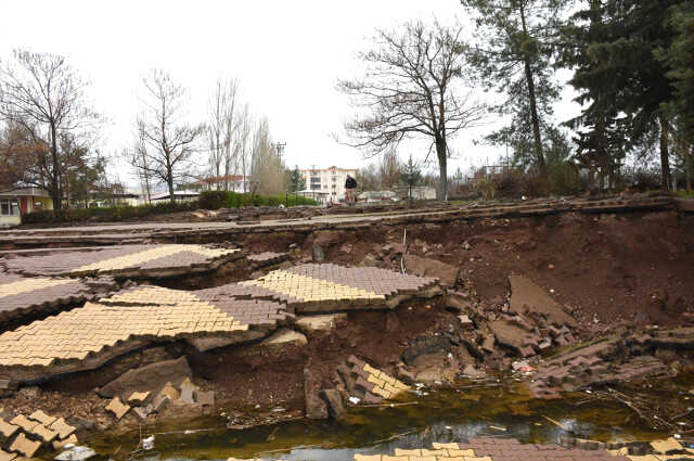 Depremle zemini yaklaşık 1,5 metre çöken tesisler gölün içinde kaldı