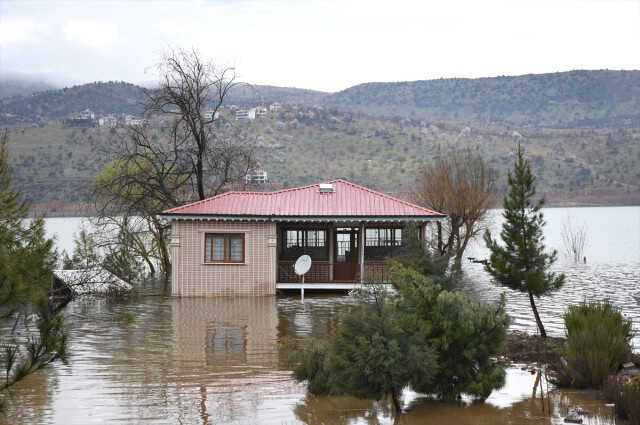 Depremle zemini yaklaşık 1,5 metre çöken tesisler gölün içinde kaldı