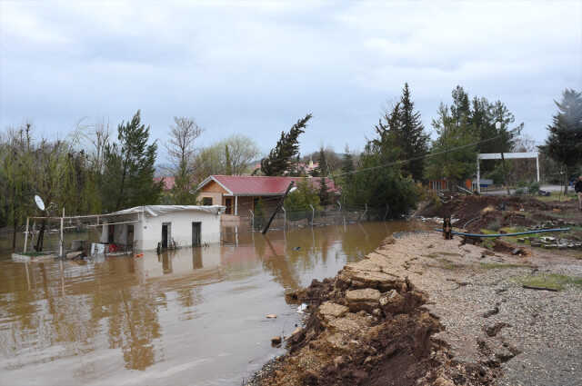 Depremle zemini yaklaşık 1,5 metre çöken tesisler gölün içinde kaldı