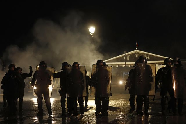 Fransa'da ortalık karıştı! Emeklilik yaşı protestosunda 120 kişi gözaltına alındı