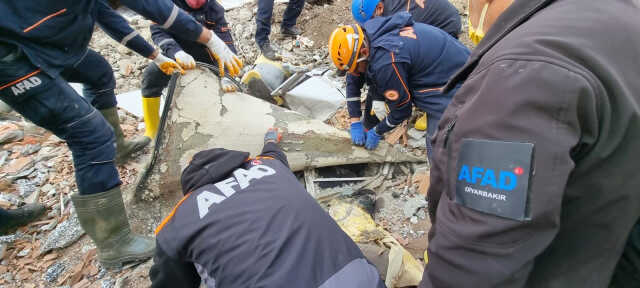 Kayıp olarak aranıyordu, enkaz altında kalan otomobilinde cesedi bulundu