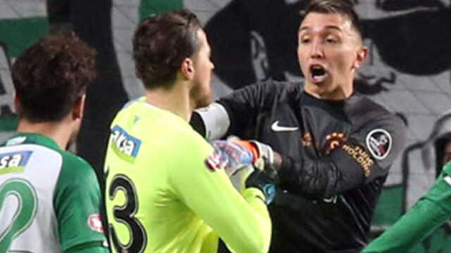 Muslera'yı böyle görmemiştik! Ekrana yansımayan anlarda sahayı birbirine kattı