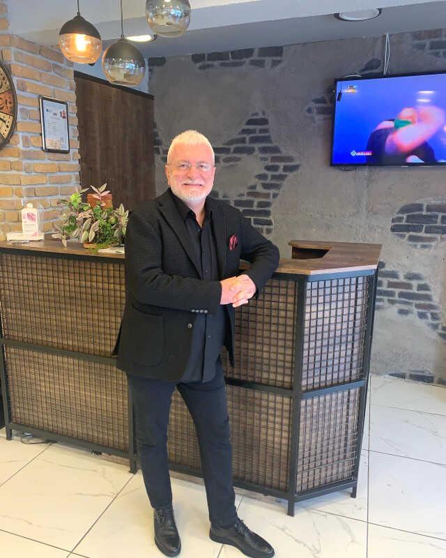 Sanatçı Onur Akın, CHP'den milletvekili aday adayı oldu