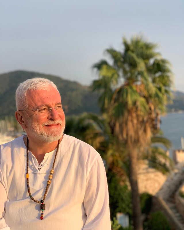 Sanatçı Onur Akın, CHP'den milletvekili aday adayı oldu