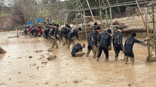 Sel felaketinde can kaybı 17 oldu! Kaybolan anne ve kızı arama çalışmaları sürüyor Sel felaketinde can kaybı 17 oldu! Kaybolan anne ve kızı arama çalışmaları sürüyor