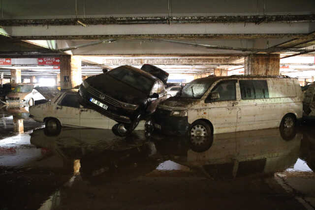 Sele teslim olan Şanlıurfa'da otoparklar araç mezarlığına döndü
