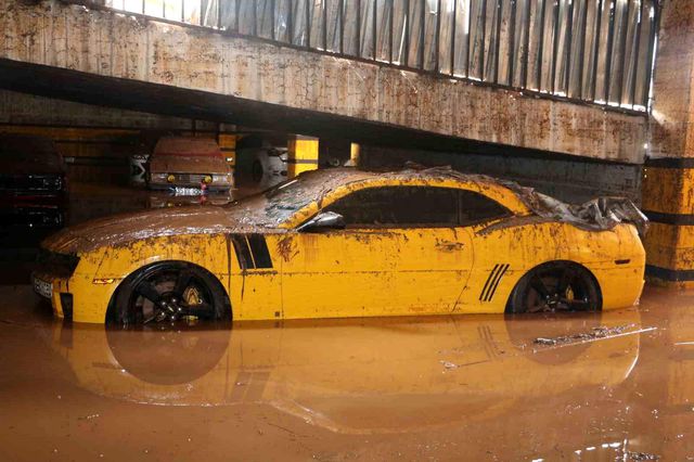 Sele teslim olan Şanlıurfa'da otoparklar araç mezarlığına döndü