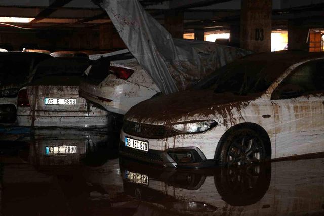Sele teslim olan Şanlıurfa'da otoparklar araç mezarlığına döndü