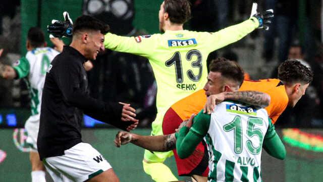 Son Dakika: Liderin 14 maçlık galibiyet serisi son buldu! Konyaspor, Galatasaray'ı 2-1'lik skorla mağlup etti.