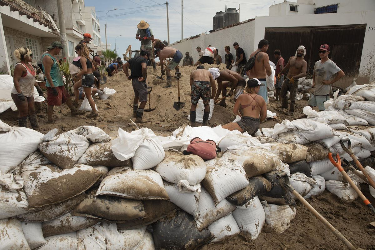 Yaku Kasırgası Peru'da Hayatı Felç Etti