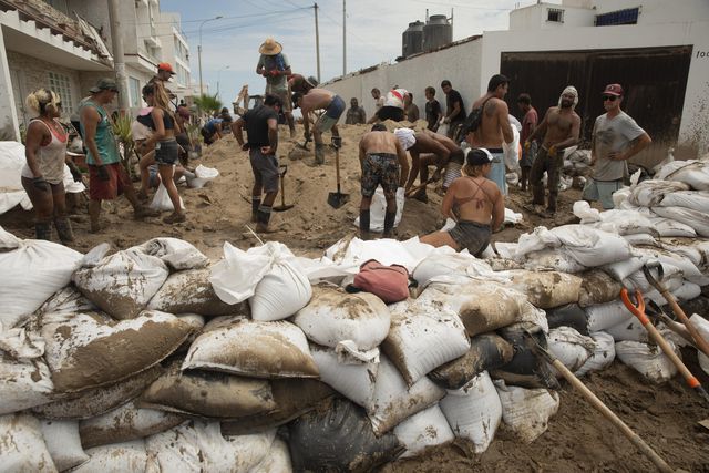 Yaku Kasırgası Peru'da Hayatı Felç Etti