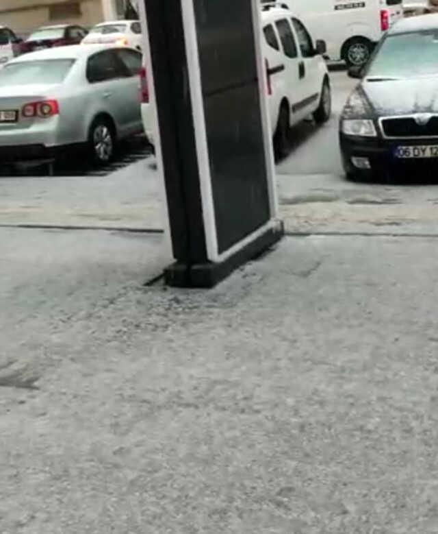 Ankara'da sağanak yağış ve dolu etkili oldu Ankara'da sağanak yağış ve dolu etkili oldu