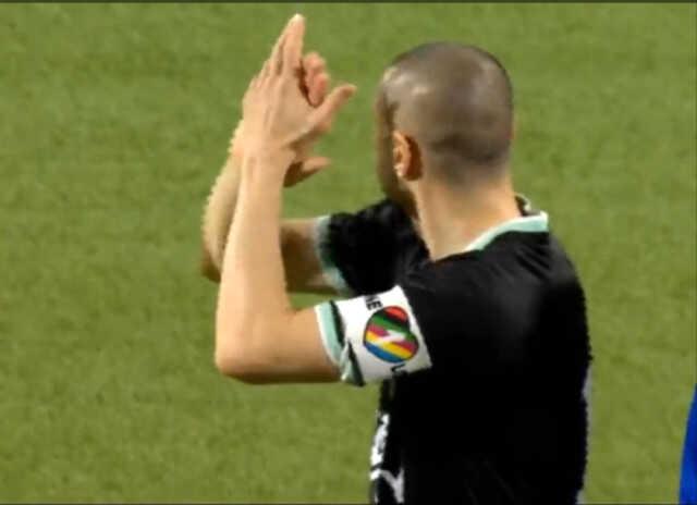 Burak Yılmaz'ın taktığı LGBT kaptanlık bandı, bazı Türk futbolseverleri çılgına çevirdi Burak Yılmaz'ın taktığı LGBT kaptanlık bandı, bazı Türk futbolseverleri çılgına çevirdi
