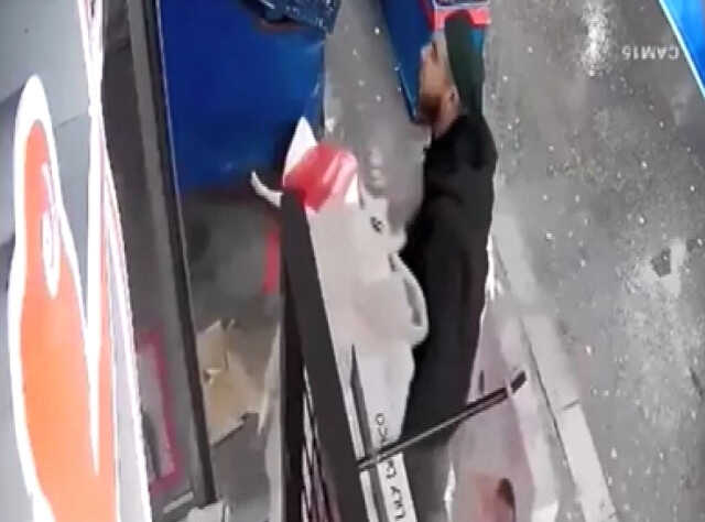 FATİH'TE KADIN İÇ ÇAMAŞIRI GİYDİRİLEN CANSIZ MANKENLERE TEKMELİ SALDIRI