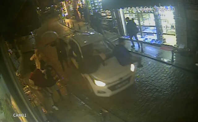 Galata'da dehşet anları kamerada! Otomobil yayaların arasına daldı, 2 yaralı var
