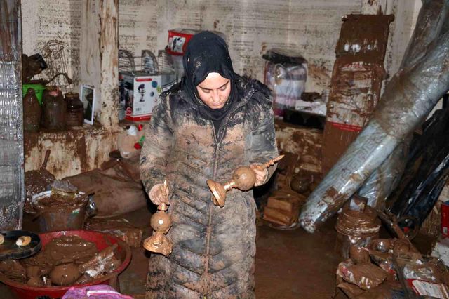 Her şeyi önüne katıp götüren sel suları, genç kızın hayallerini de alıp gitti: Artık evlenemem