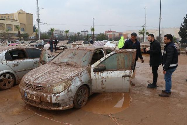 Su basan otoparktaki 170 araç çıkarıldı, kayıp TIR şoförü aranıyor
