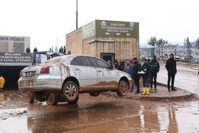Su basan otoparktaki 170 araç çıkarıldı, kayıp TIR şoförü aranıyor