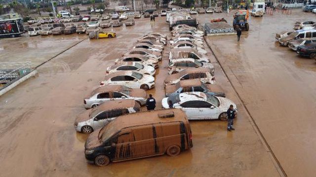 Su basan otoparktaki 170 araç çıkarıldı, kayıp TIR şoförü aranıyor