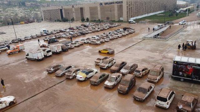 Su basan otoparktaki 170 araç çıkarıldı, kayıp TIR şoförü aranıyor