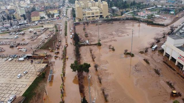 Su basan otoparktaki 170 araç çıkarıldı, kayıp TIR şoförü aranıyor