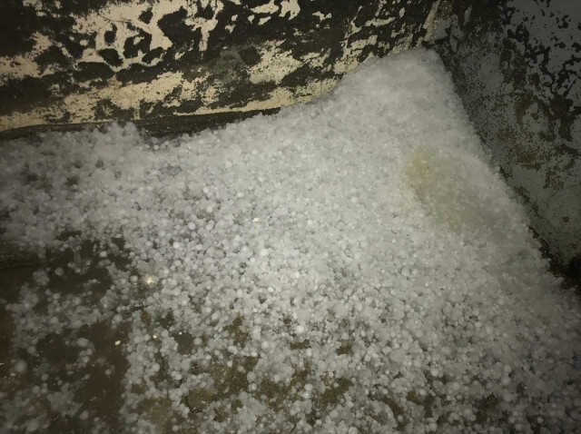 Şiddetli yağış sonrası biriken dolu yığınında araç mahsur kaldı