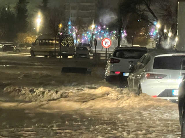 Şiddetli yağış sonrası biriken dolu yığınında araç mahsur kaldı